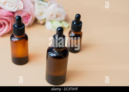 Erstellen von hausgemachten Kosmetika mit natürlichen Extrakten. Serum mit Rosenblättern. Hautpflege Konzept. Natürliche Bio hausgemachte Kosmetik Konzept. Stockfoto