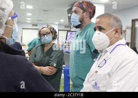 (200622) -- SANTIAGO, 22. Juni 2020 (Xinhua) -- der chilenische Arzt Sebastian Ugarte (1. R) arbeitet in der Intensivstation der INDISA Klinik in Santiago, Chile, 11. Juni 2020. Der chilenische Arzt Sebastian Ugarte, 61, ist seit 27 Jahren im medizinischen Bereich tätig. Jetzt ist er ein bekanntes Gesicht für die Chilenen geworden, als er Rundgänge von Nachrichten zeigt, um den Ausbruch von COVID-19 und Möglichkeiten zu diskutieren, ihn zu bekämpfen. ZUM THEMA "Feature: Chilenischer Arzt verbreitet Hoffnung inmitten düsterer Pandemielandschaft" (INDISA Clinic of Chile/Handout via Xinhua) Stockfoto