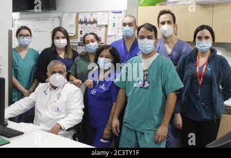 (200622) -- SANTIAGO, 22. Juni 2020 (Xinhua) -- der chilenische Arzt Sebastian Ugarte (1. L, vorne) macht ein Gruppenfoto mit Kollegen der Intensivstation der INDISA Klinik in Santiago, Chile, 11. Juni 2020. Der chilenische Arzt Sebastian Ugarte, 61, ist seit 27 Jahren im medizinischen Bereich tätig. Jetzt ist er ein bekanntes Gesicht für die Chilenen geworden, als er Rundgänge von Nachrichten zeigt, um den Ausbruch von COVID-19 und Möglichkeiten zu diskutieren, ihn zu bekämpfen. ZUM THEMA "Feature: Chilenischer Arzt verbreitet Hoffnung inmitten düsterer Pandemielandschaft" (INDISA Clinic of Chile/Handout via Xinhua) Stockfoto