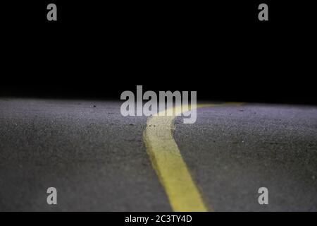 Gelbe Linie auf dem Asphalt Stockfoto