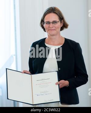 22. Juni 2020, Berlin: Astrid Wallrabenstein hält die Urkunde nach ihrer Ernennung durch Bundespräsident Steinmeier zum Richter am Bundesverfassungsgericht in der Hand. Der bisherige Präsident des Bundesverfassungsgerichts, Voßkuhle, trat nach zwölf Jahren in Karlsruhe, von denen zehn Präsident waren, turnusmäßig aus dem Amt zurück. Auf Vorschlag der Grünen übernimmt Wallrabenstein, Professor für Rechtswissenschaften in Frankfurt, die damit besetzende Richterstellung im Zweiten Senat. Foto: Bernd von Jutrczenka/dpa Pool/d Stockfoto