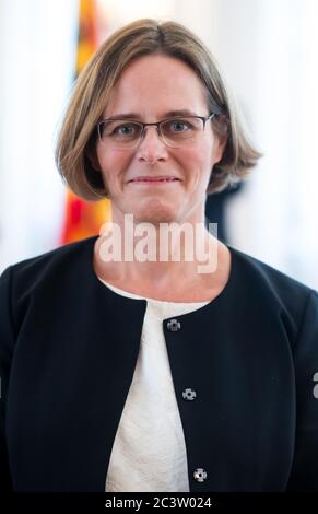 Berlin, Deutschland. Juni 2020. Astrid Wallrabenstein, die neue Richterin am Bundesverfassungsgericht, steht anlässlich ihrer Ernennung durch Bundespräsident Steinmeier im Schloss Bellevue. Der ehemalige Präsident des Bundesverfassungsgerichts Voßkuhle trat nach zwölf Jahren in Karlsruhe, zehn davon als Präsident, turnusmäßig aus dem Amt zurück. Auf Vorschlag der Grünen wird Frankfurter Juraprofessor Wallrabenstein die damit vakante Richterstellung im zweiten Senat übernehmen. Quelle: Bernd von Jutrczenka/dpa Pool/dpa/Alamy Live News Stockfoto