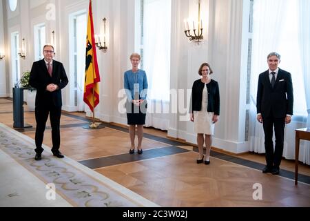 22. Juni 2020, Berlin: Andreas Voßkuhle (l-r), ehemaliger Präsident des Bundesverfassungsgerichts, Doris König, neue Vizepräsidentin des Bundesverfassungsgerichts, Astrid Wallrabenstein, neue Richterin am Bundesverfassungsgericht, Und Stephan Harbarth, neuer Präsident des Bundesverfassungsgerichts, steht anlässlich ihrer Ernennung oder Entlassung durch Bundespräsident Steinmeier im Schloss Bellevue. Voßkuhle scheidet nach zwölf Jahren in Karlsruhe, darunter zehn Jahren als Präsident, turnusmäßig aus dem Amt aus. Der Präsident des Bundesverfassungsgerichts ist in Fi Stockfoto