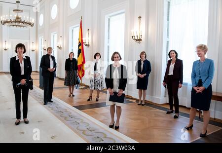 22. Juni 2020, Berlin: Astrid Wallrabenstein (M), neue Richterin am Bundesverfassungsgericht, und Doris König (r), neue Vizepräsidentin des Bundesverfassungsgerichts, treffen nach ihrer Ernennung durch Präsident Steinmeier ihre Richterkollegen des Bundesverfassungsgerichts im Schloss Bellevue. Erstmals bilden Frauen die Hälfte der Richter am Bundesverfassungsgericht. Voßkuhle scheidet nach zwölf Jahren in Karlsruhe, darunter zehn Jahren als Präsident, turnusmäßig aus dem Amt aus. Der Präsident des Bundesverfassungsgerichts belegt in der Stockfoto