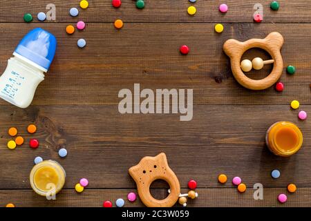 Baby-Accessoires und Spielzeug auf Holztisch Top-Down-Kopierraum Stockfoto