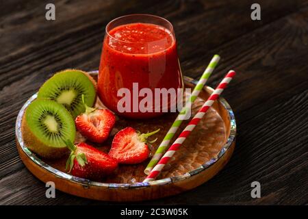 Erdbeer- und Kiwi-Smoothie, auf dunklem Hintergrund. Stockfoto