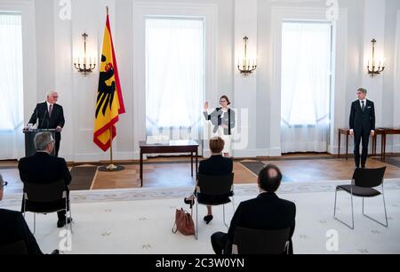 22. Juni 2020, Berlin: Bundespräsident Frank-Walter Steinmeier (l.) schwört bei einer Feierstunde mit Stephan Harbarth (r.), neuer Präsidentin des Bundesverfassungsgerichts, Astrid Wallrabenstein (M.) als Richterin am Bundesverfassungsgericht. Der bisherige Präsident des Bundesverfassungsgerichts, Voßkuhle, trat nach zwölf Jahren in Karlsruhe, davon zehn als Präsident, turnusmäßig aus dem Amt zurück. Auf Vorschlag der Grünen übernimmt Wallrabenstein, Professor für Rechtswissenschaften in Frankfurt, die als RE leerstehende Position des Richters im zweiten Senat Stockfoto