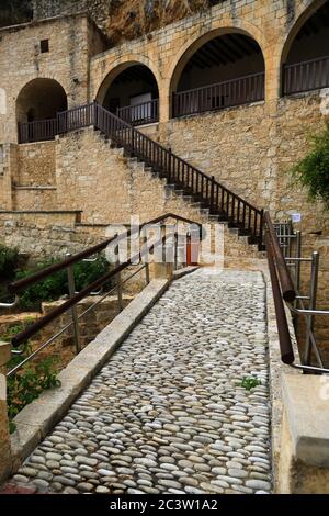 Gehweg und Brücke im Heiligen Kloster von Agios Neophytos in der Nähe des Dorfes Tala, Zypern Stockfoto