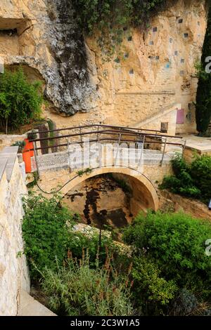 Brücke im Heiligen Kloster von Agios Neophytos in der Nähe des Dorfes Tala, Zypern Stockfoto