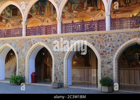 Innenhof im Kloster Kykkos, Bögen und Mosaik. Zypern Stockfoto