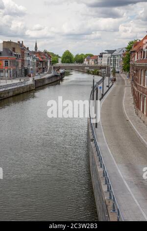 Die Schelde schlängelt sich durch das Stadtzentrum von Tournai Stockfoto