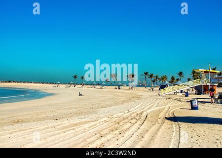 Dubai, Vereinigte Arabische Emirate 16. Januar 2020: Schöner öffentlicher Strand mit türkisfarbenem Wasser an der Küste des Persischen Golfs, Dubai. Stockfoto