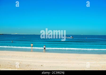 Dubai, Vereinigte Arabische Emirate 16. Januar 2020: Schöner öffentlicher Strand mit türkisfarbenem Wasser an der Küste des Persischen Golfs, Dubai. Stockfoto