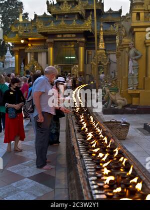 dh Shwedagon Pagodentempel YANGON MYANMAR Buddhistische religiöse Kerzenbeleuchtung Kerzen anzünden traditionelle Rituale touristische Zeremonie große dagon Tempel Stockfoto