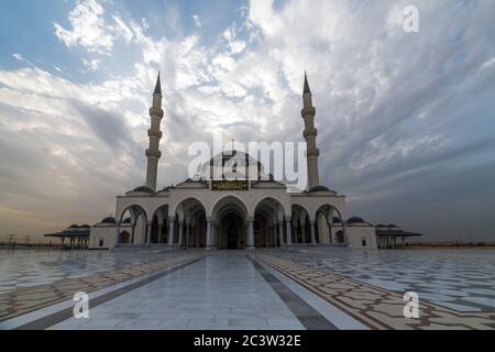 Sharjah Moschee unter wolkenverhangendem Himmel in Sharjah, Vereinigte Arabische Emirate Stockfoto