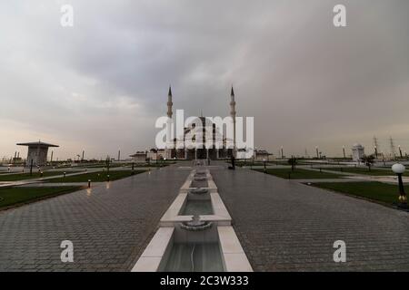 Sharjah Moschee unter wolkenverhangendem Himmel in Sharjah, Vereinigte Arabische Emirate Stockfoto