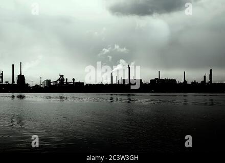 Industriezone in Linz Österreich. Die Donau im Vordergrund Digital erweitert Stockfoto