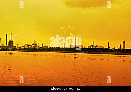 Industriezone in Linz Österreich. Die Donau im Vordergrund Digital erweitert Stockfoto