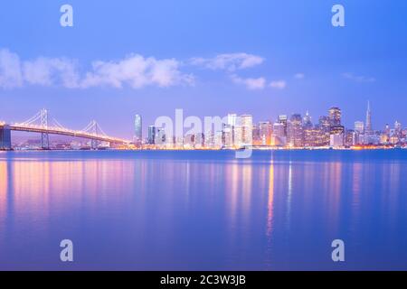 Skyline der Stadt über der Bucht im Morgengrauen, San Francisco, Kalifornien, Vereinigte Staaten Stockfoto