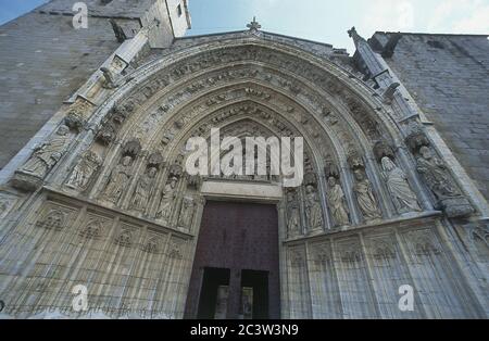 PORTADA DE LA IGLESIA DE SANTA MARIA CONSTRUIDA EN MARMOL BLANCO - SIGLO XV - GOTICO CATALAN. Autor: ANTIGONI ANTONIO. Lage: MARIENKIRCHE. CASTELLO DE AMPURIAS. GERONA. SPANIEN. Stockfoto