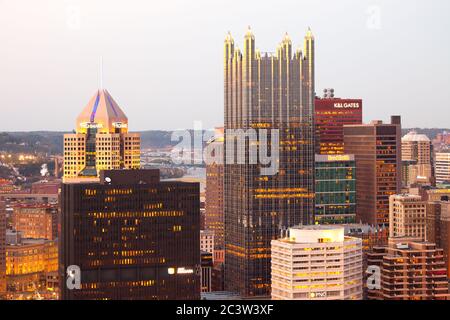 Pittsburgh, Pennsylvania, United States - Nahaufnahme der Stadtteilchen des zentralen Viertels von Pittsburgh in der Abenddämmerung. Stockfoto