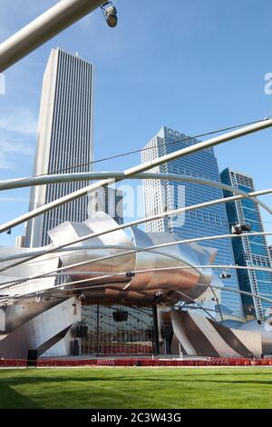 Chicago, Illinois, USA - Jay Pritzker Pavillion entworfen vom Architekten Frank Gehry und Downtown City Skyline. Stockfoto