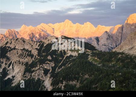 Erstaunlicher Sonnenaufgang in den Bergen. Purpel orange Berge der Julischen Alpen, Triglav Nationalpark, Slowenien. Blick vom Berg Slemenova, Sleme zu Stockfoto