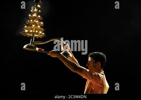 Der Mensch führt die nächtlichen hinduistischen Puja Rituale in Varanasi, Uttar Pradesh, Indien, auf. Kali puja Gebet. Die Verehrung von Kali (Hindu Göttin der Zeit) oder Kali p Stockfoto