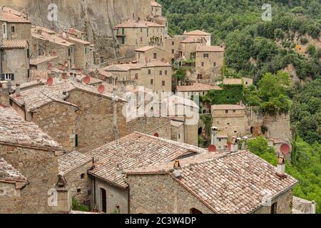 Die mittelalterliche Stadt Sorano auf einem Tuff Felsen, Toskana, Italien Stockfoto