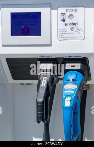 Ladestation für Elektrofahrzeuge Blue Trail an der Lotos Tankstelle Stockfoto
