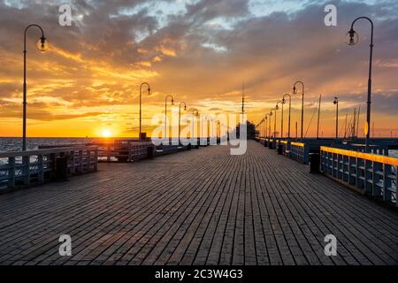 Schöner Sonnenaufgang über einem hölzernen Steg an der Ostsee. Sopot, Polen. Stockfoto