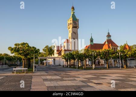 Die historischen Gebäude der Stadt Sopot Badeort im Licht des Sommermorgens Stockfoto