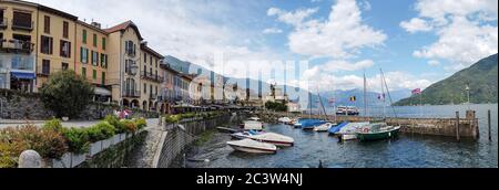 Panorama des touristischen Hafens von Cannobio eine kleine Stadt am Ufer des Lago Maggiore, Piemont, Italien Stockfoto