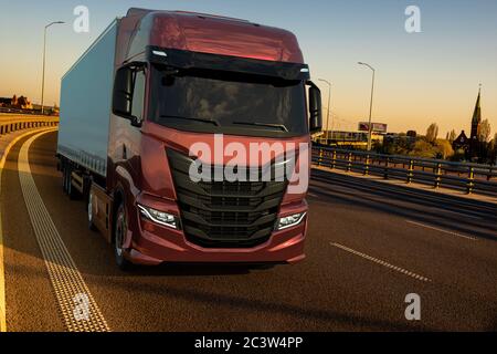 Moderner LKW auf der Einfahrtsstraße in die Stadt Stockfoto