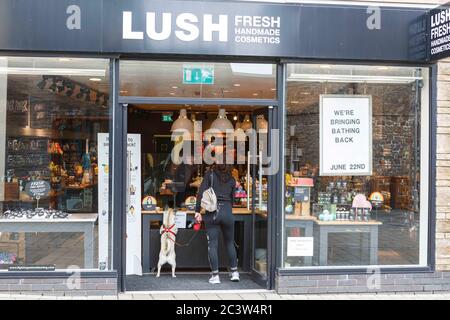 Carmarthen, Großbritannien. Juni 2020. 22 Ein Kunde mit Hund wird in Lush, Carmarthen, als nicht unbedingt notwendige Geschäfte in Wales wieder eröffnet, nachdem die walisische Regierung Lockdown einige Regeln. Kredit: Gruffydd Ll. Thomas/Alamy Live News Stockfoto