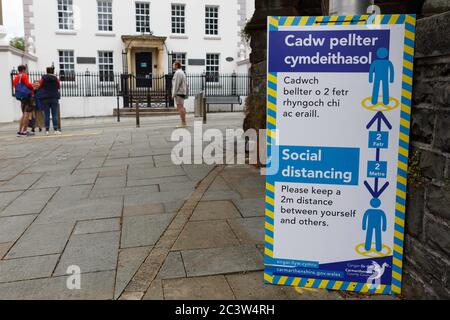 Carmarthen, Großbritannien. Juni 2020. 22 In Carmarthen, Wales, praktizieren Menschen soziale Distanzierung. Kredit: Gruffydd Ll. Thomas/Alamy Live News Stockfoto