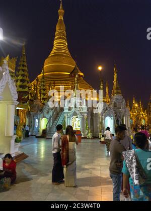 dh Shwedagon Pagodentempel YANGON MYANMAR paar buddhistische Tempel Nacht Großer Dagon Zedi Daw goldenen Stupa Menschen asiatischen buddhismus Stockfoto