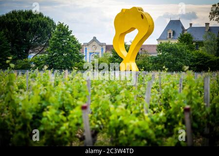 Chateau d’Arsac Weinbaugebiet (Südwestfrankreich): 'Skywatcher', Skulptur des Künstlers Rotraut Klein-Moquay Stockfoto