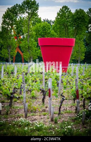 Chateau d’Arsac Weinbaugebiet (Südwestfrankreich): 'Le Pot Rouge, Skulptur des Künstlers Jean-Pierre Raynaud Stockfoto