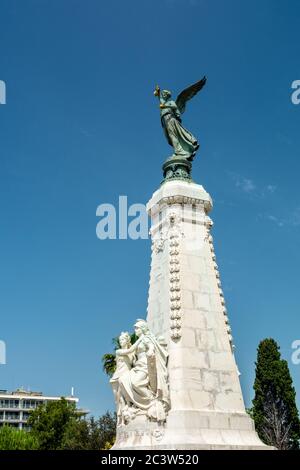 Nizza, Frankreich - 14. Juni 2019 : Touristen kommen an der Promenade von Nizza vorbei, an der das Denkmal des 100. Jahrestages in den Gärten des Albert Parks an der französischen Riviera steht Stockfoto