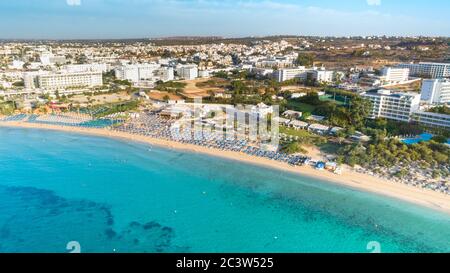 Vogelperspektive auf Pantachou - Limanaki-Strand (Kaliva), Ayia Napa, Famagusta, Zypern. Die Wahrzeichen Touristenattraktion Bucht mit goldenem Sand, sma Stockfoto