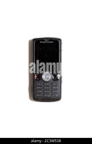 Altes Sony Ericsson Handy, gut genutzt und mit leicht zerkratzten Bildschirm auf weißem Hintergrund Stockfoto