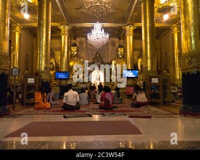 dh Shwedagon Pagodentempel YANGON MYANMAR Einheimische beten zu den inneren Tempeln von Great Dagon Zedi Daw Stockfoto