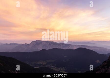 Berglandschaft bei Sonnenuntergang in den Julischen Alpen. Atemberaubende Aussicht auf bunte Wolken und geschichtete Berge Silhouetten. Stockfoto