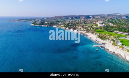 Luftaufnahme von Küste und Wahrzeichen Big White chalk Rock at Governor's Beach, Limassol, Zypern. Die steilen Felsen und tiefe blaue Meer Wellen zerschlagen Stockfoto