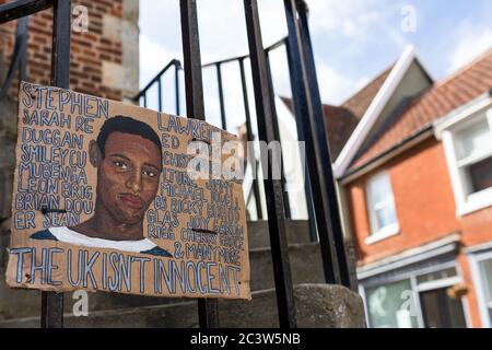 Woodbridge, Suffolk, UK Juni 19 2020: Selbstgemachte BLM-Protestschilder, die am Rathaus im Zentrum von Woodbridge befestigt wurden, um die Stadt zu zeigen Stockfoto