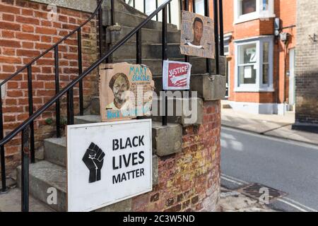 Woodbridge, Suffolk, UK Juni 19 2020: Selbstgemachte BLM-Protestschilder, die am Rathaus im Zentrum von Woodbridge befestigt wurden, um die Stadt zu zeigen Stockfoto