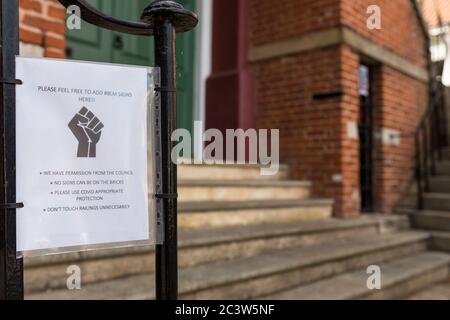 Woodbridge, Suffolk, UK Juni 19 2020: Selbstgemachte BLM-Protestschilder, die am Rathaus im Zentrum von Woodbridge befestigt wurden, um die Stadt zu zeigen Stockfoto