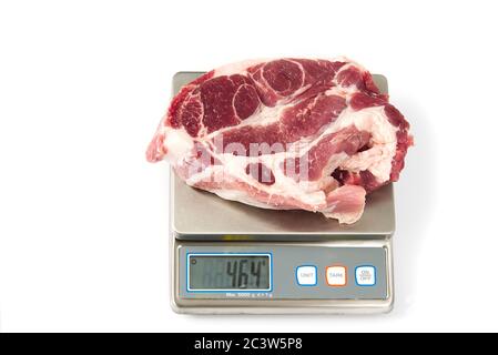 Rohes Schweinefleischsteak auf der digitalen Skala, auf weißem Hintergrund. Stockfoto