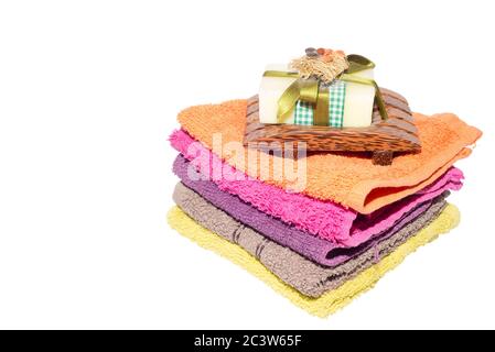 Seife und Schale auf Facecloths in verschiedenen Schattierungen Stockfoto